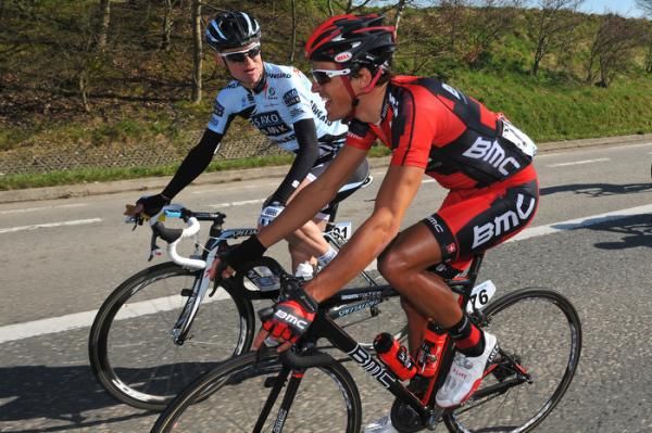 Belgians Greg Van Avermaet (Saxo Bank Sungard) and Nick Nuyens (BMC Racing) find some common ground on the road