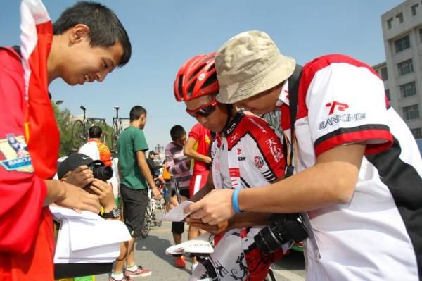 Local hero Ma Haijun signs autographs before the stage start.