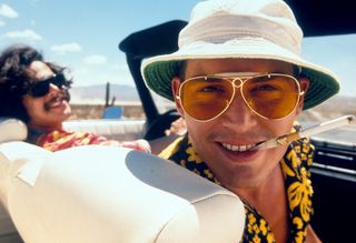 Bästa Netflix-filmer: Johnny Depp och Benicio Del Toro sitter i bilen på väg till Vegas i Netflix-filmen Fear and Loathing in Las Vegas.