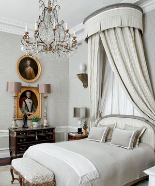 A modern room decorated in Regency-style furniture and a neutral color scheme with pops of color and gold
