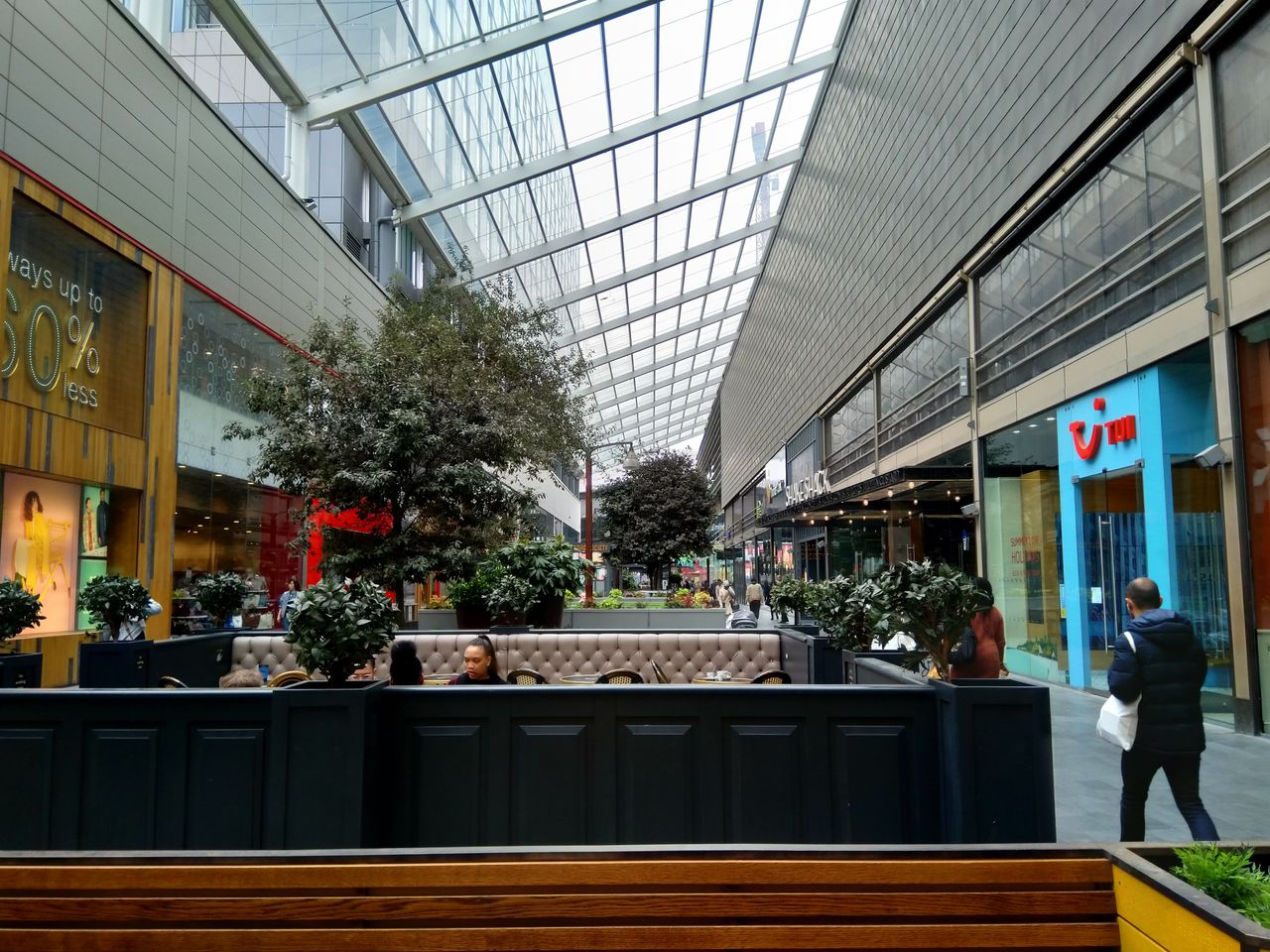 Despite bright light coming through the ceiling, this shot is well-balanced and maintains detail in both the foreground and background.