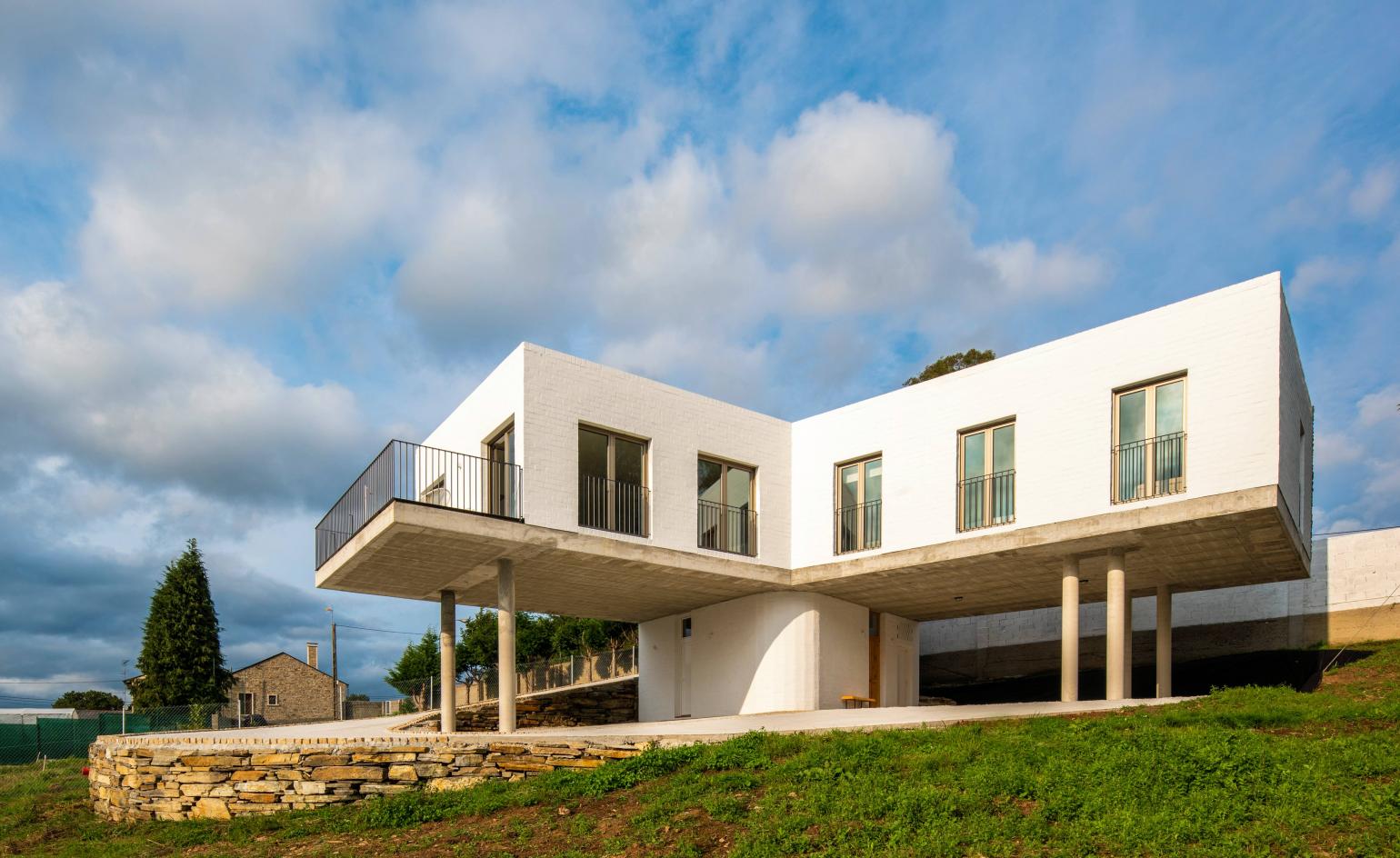 The Hórreo House stands on concrete pilotis