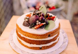 Wedding readings: a wedding cake