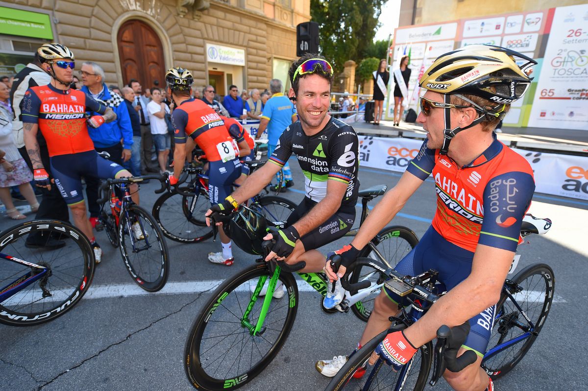 Mark Cavendish (Dimension Data) and Enrico Gasparotto chat