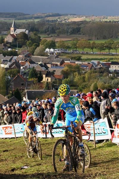 Bart Aernouts (AA Drink) powers up a climb at the Koppenbergcross