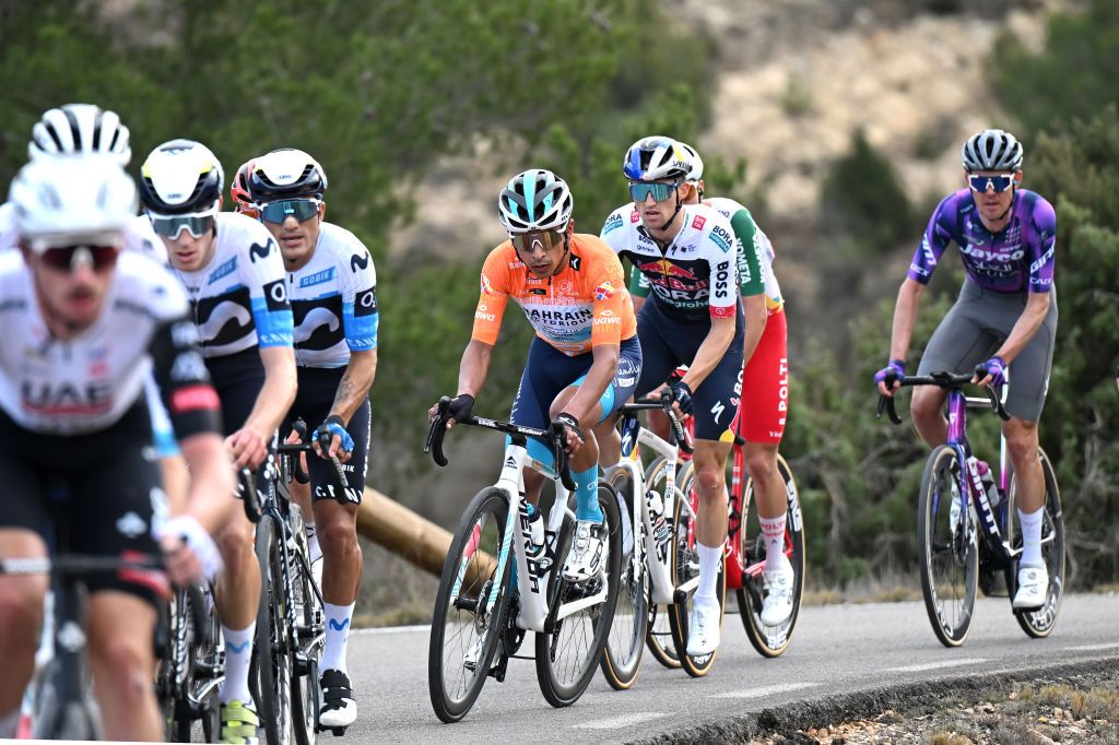 ALPUENTE SPAIN FEBRUARY 07 LR Santiago Buitrago of Colombia and Team Bahrain Victorious Orange Points Jersey and Jai Hindley of Australia and Team Red Bull BORA hansgrohe compete in the chase group during the 76th Volta a la Comunitat Valenciana 2025 Stage 3 a 1803km stage from Algemesi to Alpuente 958m on February 07 2025 in Alpuente Spain Photo by Szymon GruchalskiGetty Images