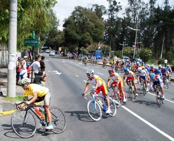 The yellow jersey group on the final stage.