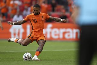 Memphis Depay scores from the spot