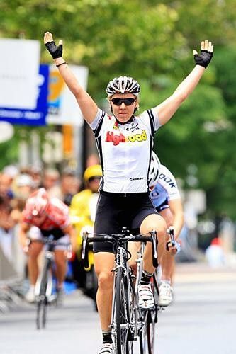 Ina-Yoko Teutenberg (Team High Road) claims the second Triple Crown race this week
