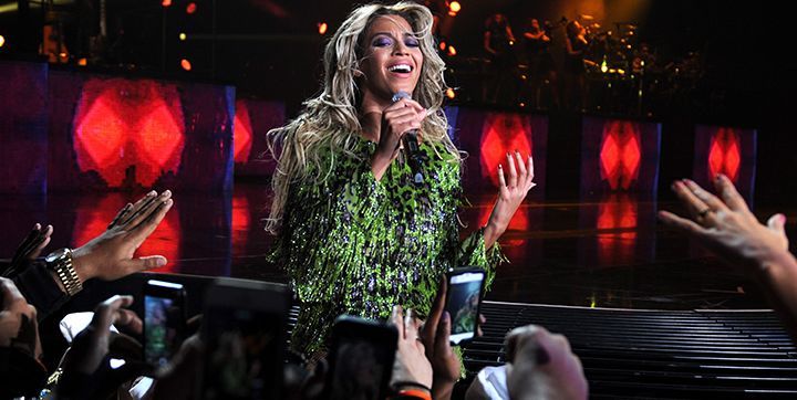 beyonce visits karaoke bar, sings with drunk girls