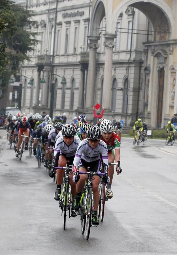 The peloton chased Pooley but failed to catch her