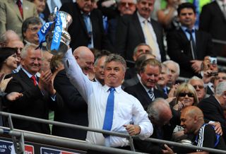 Guud Hiddink lifts the FA Cup as interim manager of Chelsea, 2009