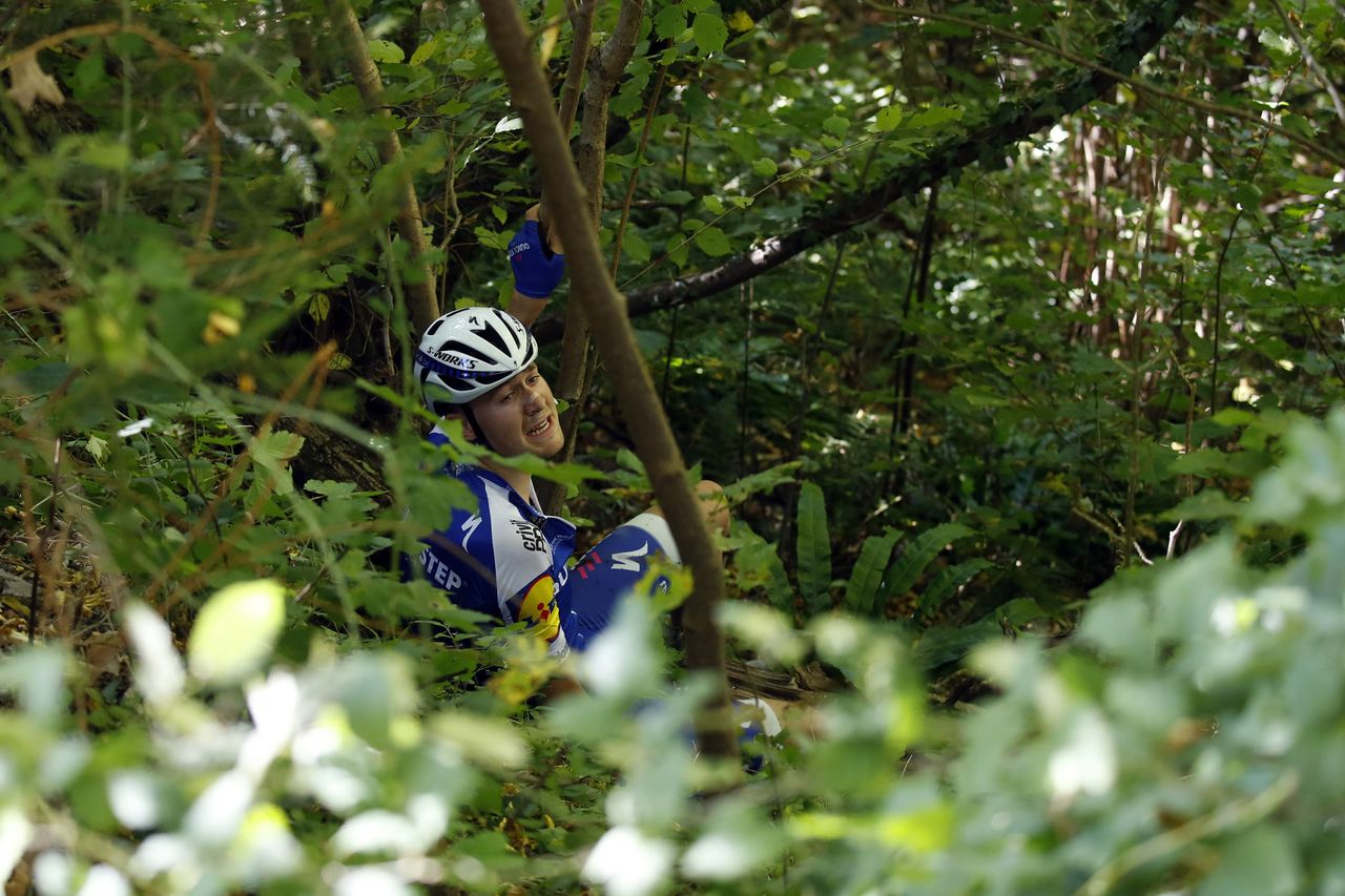 Laurens de Plus (Quick-Step Floors) crashed into a ravine on the Sormano descent