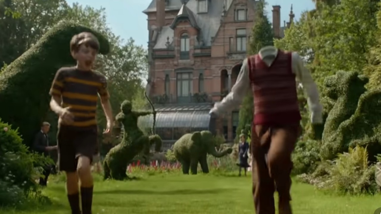 An invisible boy playing with another boy in Miss Peregrine's Home for Peculiar Children