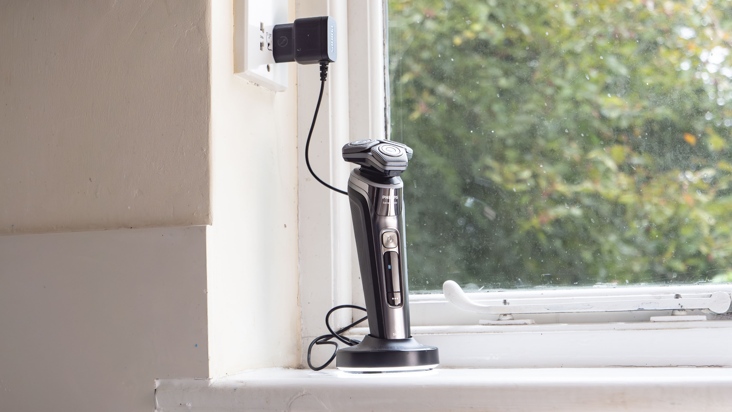 Philips i9000 electric razor in its charging dock