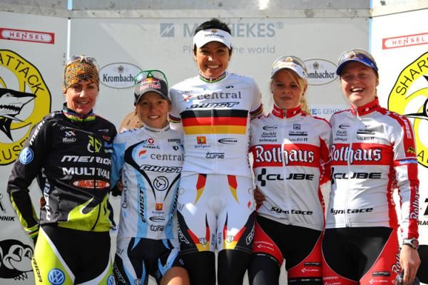 Women's podium: Gunn-Rita Dahle Flesjaa, Lisi Osl, Sabine Spitz, Hanna Klein, and Alexandra Engen