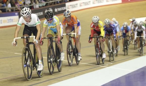 Mellissa Hoskins (Aus) leads the charge in the women's Omnium points race.