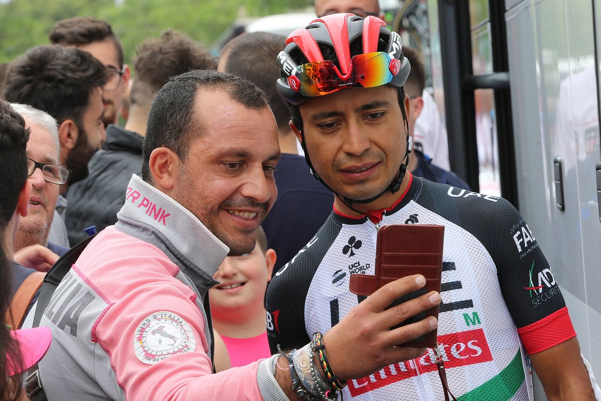 Darwin Atapuma (UAE Team Emirates) with a fan