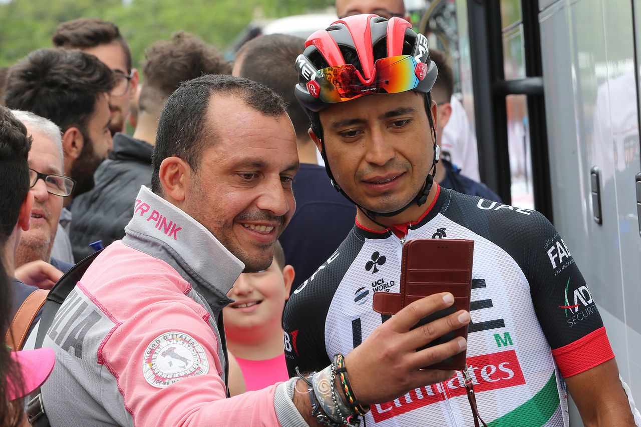 Darwin Atapuma (UAE Team Emirates) with a fan