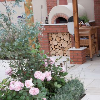 a pizza oven in a garden - Alamy DYMRG5