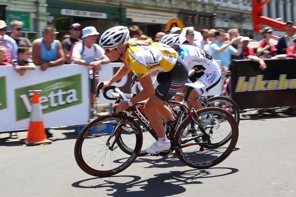 Rochelle Gilmore (Honda) accelerates out of the roundabout corner, safely in the bunch.