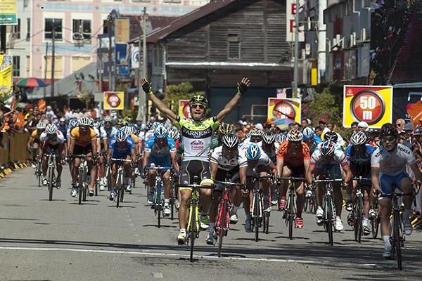 The charge to the line and it's Italian young gun Andrea Guardini (Farnese Vini/Neri Sottoli) who takes the stage.