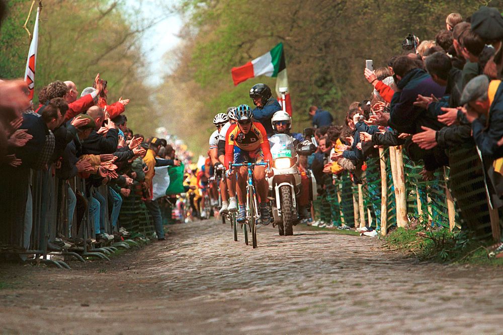 Tom Steels leads the peloton over the cobbles in his national champions jersey