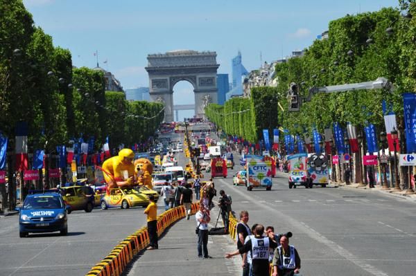 Racing along the Champs-&Eacute;lys&eacute;es