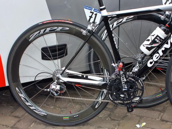 Carlos Sastre (Cervelo TestTeam) is using a SRAM Red transmission plus a 3D crank and Q-Rings from Rotor.