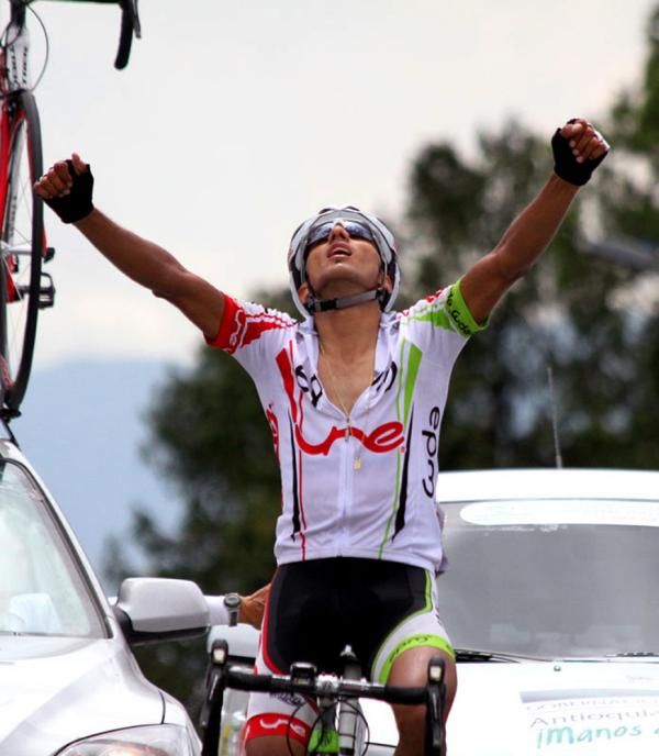 Javier Gonzalez (EPM-UNE) crosses the line first