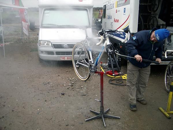 John Gadret's mechanic gives his bike a bath.