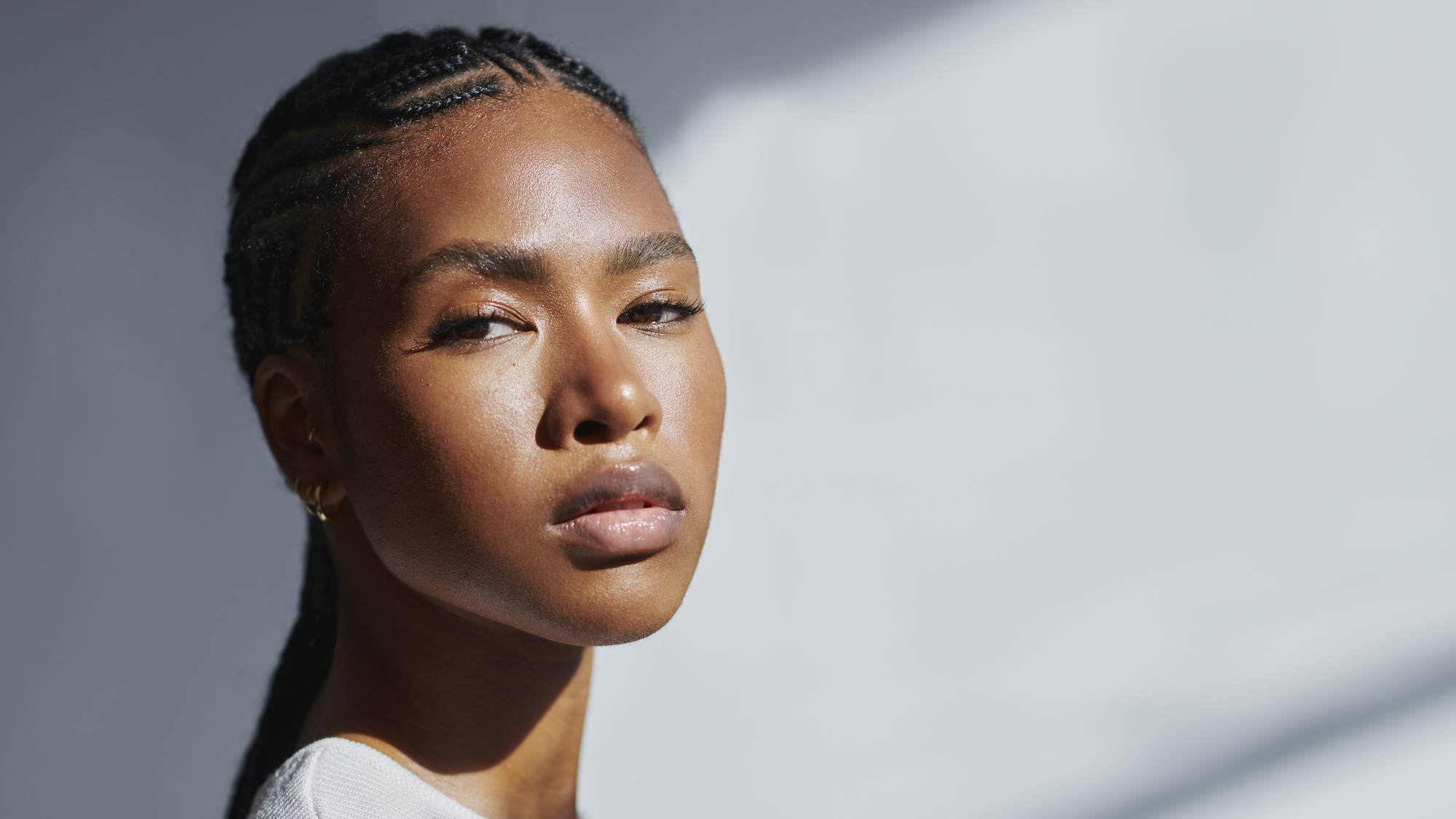 best illuminating primers - model with super glowy skin