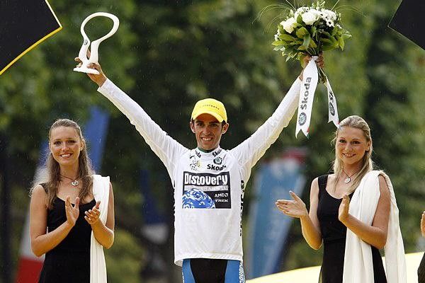 Contador with white flowers on the podium.