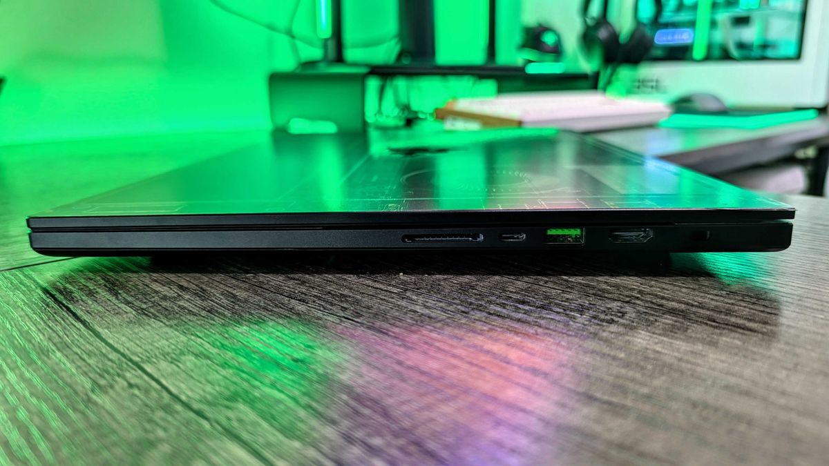 Image of the Razer Blade 16 (2025).
