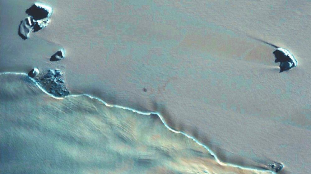Brown stains on the ice made by the guano of the emperor penguin colony were first seen in medium-resolution photographs of West Antarctica taken by the Copernicus Sentinel-2 satellites in December.