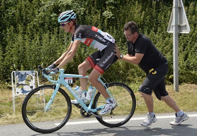Andy Schleck (RadioShack) gets a push after a wheel change
