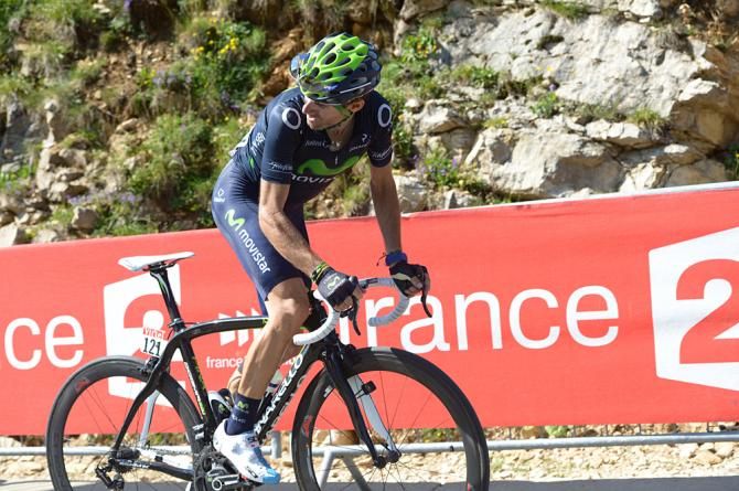 Alejandro Valverde (Movistar) checks the position of Contador