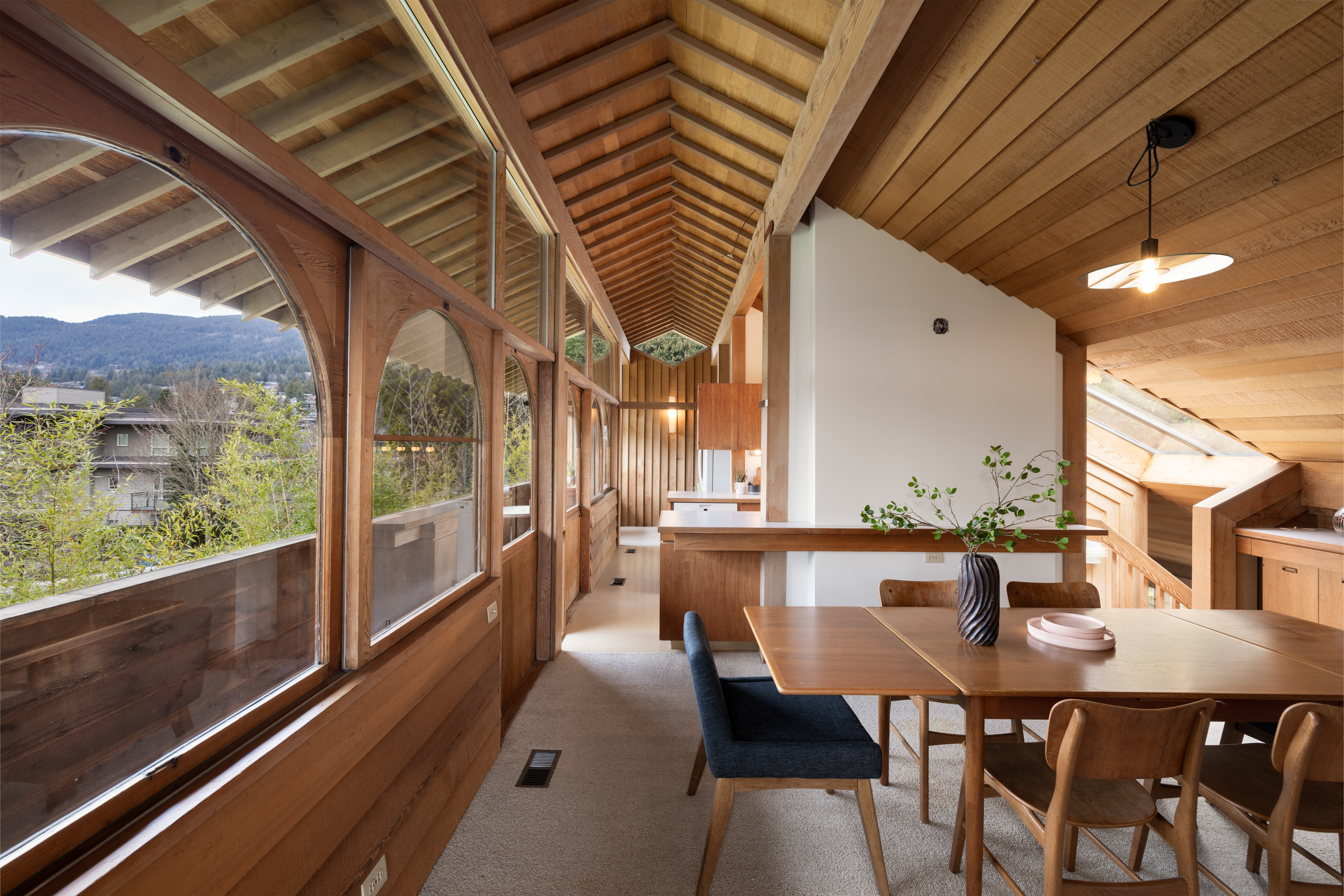 M&amp;uuml;dry House, a modernist timber residence in West Vancouver