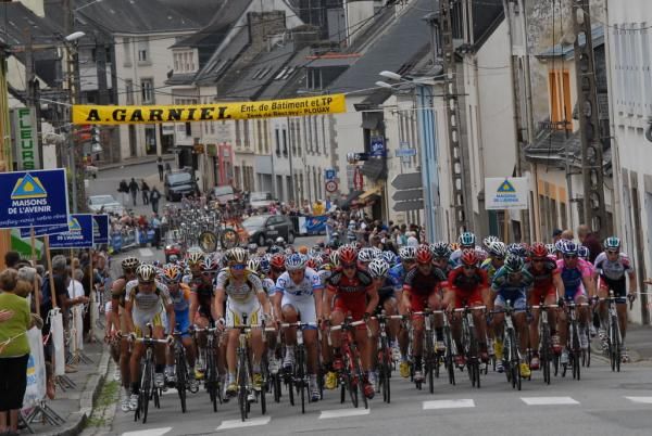 The peloton on the last lap of the race