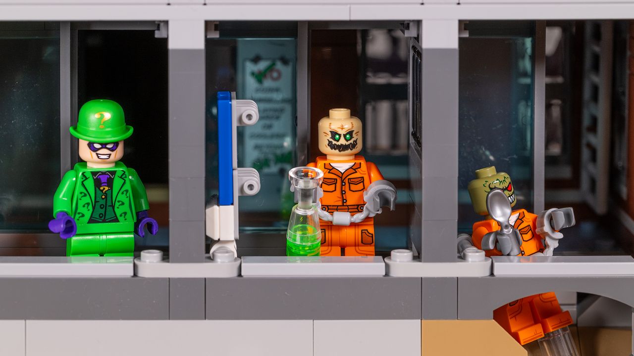 Lego DC Arkham Asylum (#76300) lego set, cell interior