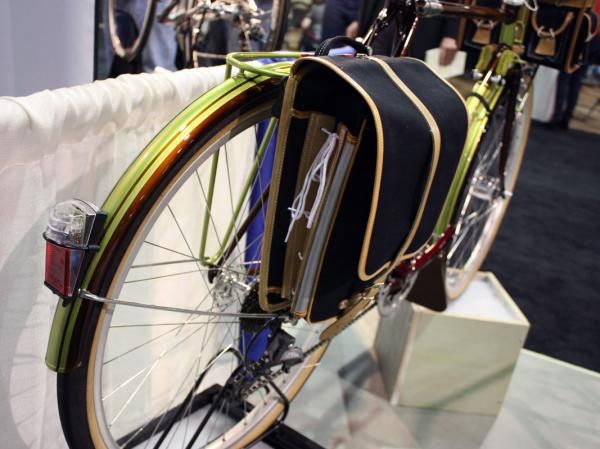 Fenders on this Yipsan bike are finished to match.
