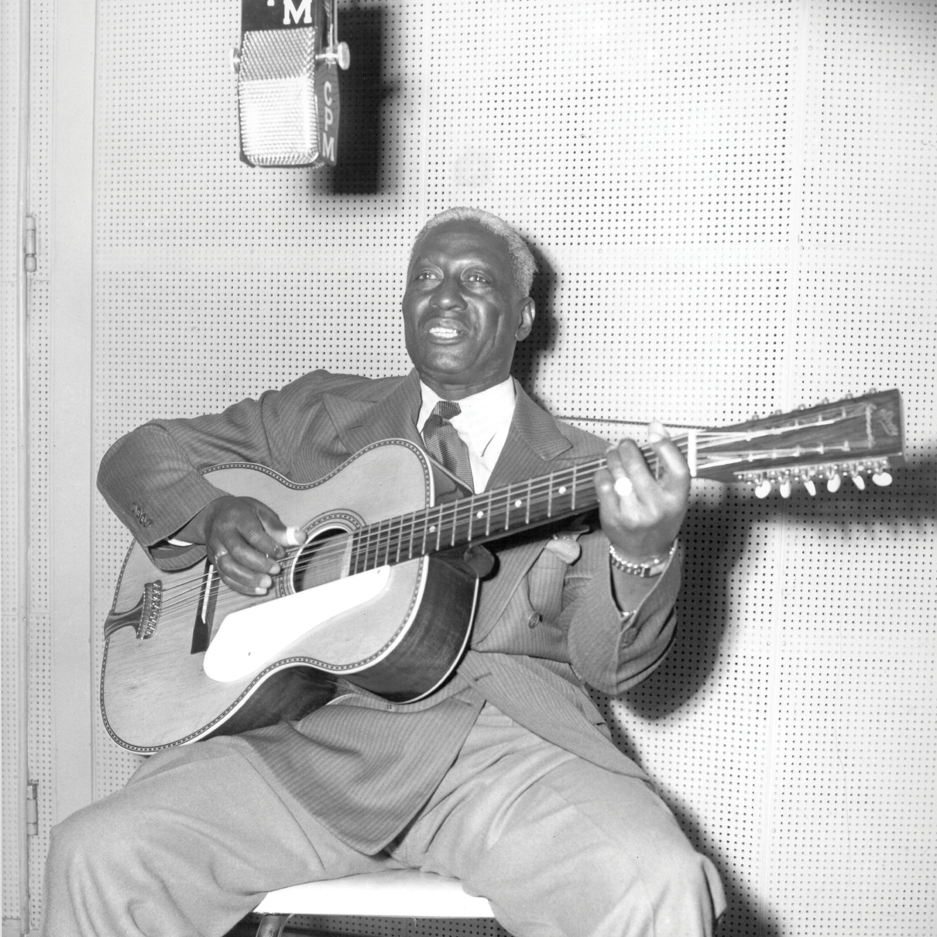 Le chanteur et guitariste folk et blues Huddie Ledbetter, alias Lead Belly, dans le studio d'enregistrement CP MacGregor vers 1944 à Los Angeles, Californie.