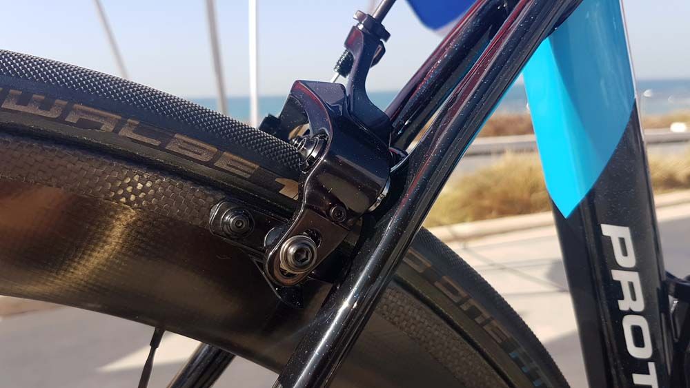 Shimano Dura-Ace R9150 direct mount brakes feature front and rear