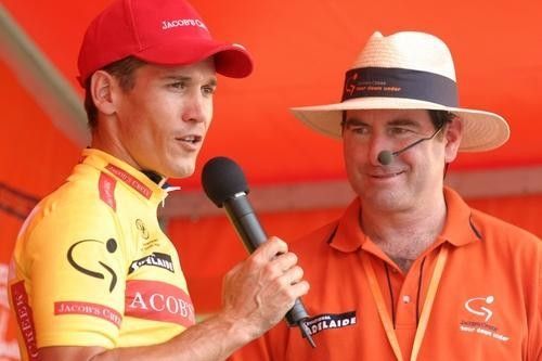 Robbie McEwen (Davitamon-Lotto) thanks his teammates