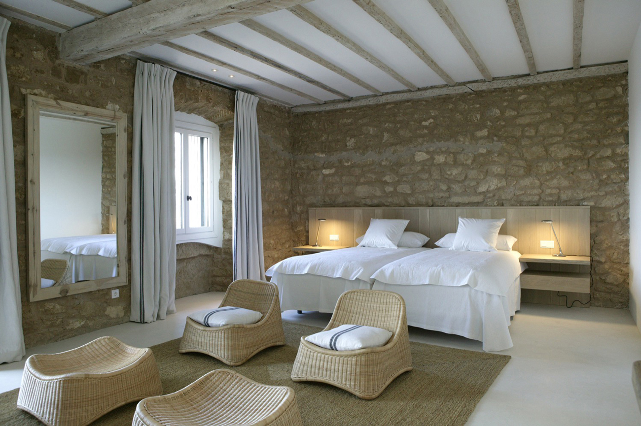 A guest room in La Casa Cosme Palacio