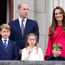 Prince George of Cambridge, Prince William, Duke of Cambridge, Princess Charlotte of Cambridge, Prince Louis of Cambridge and Catherine, Duchess of Cambridge stand on the balcony of Buckingham Palace