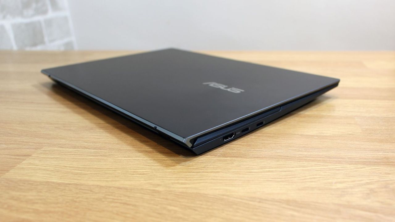 Asus ZenBook Duo 14 UX482 closed