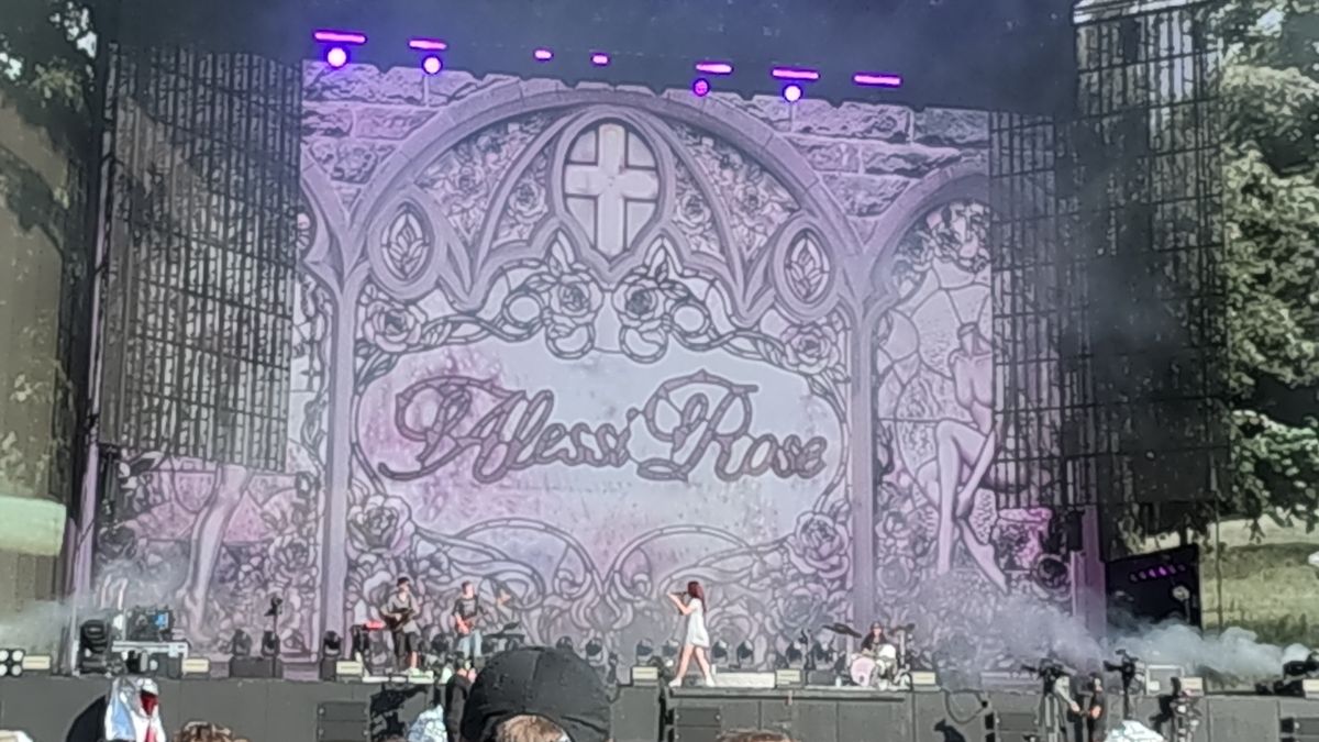 An Alessi rose concert stage with a crowd gathered in front.
