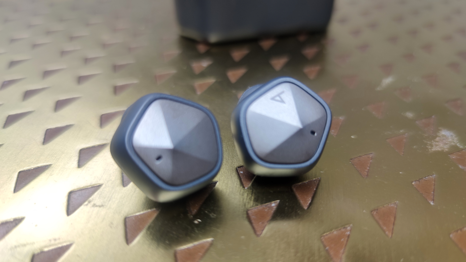 The Astell & Kern AK UW100MKII's two earbuds.