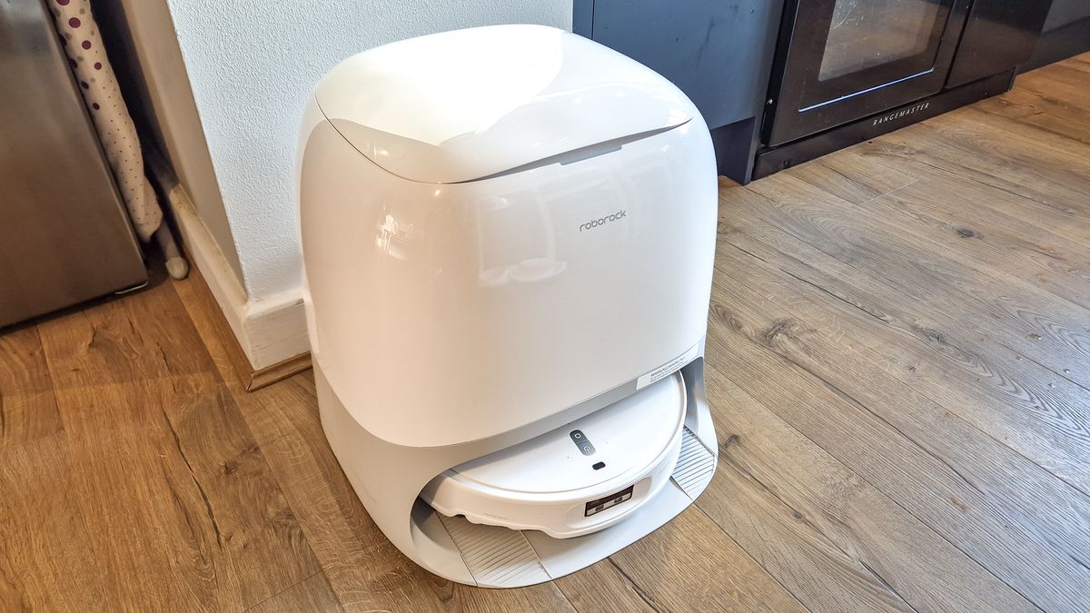 Roborock Qrevo Curv 2 Pro on hard floor